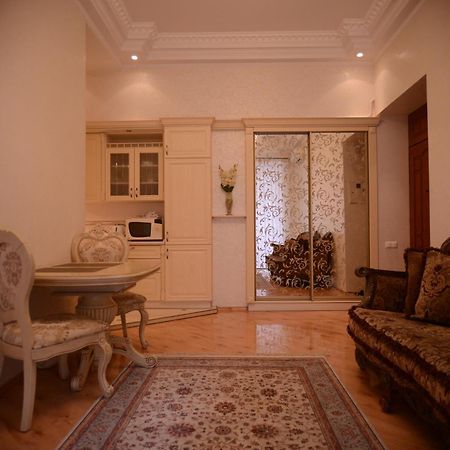 Apartment For Rent On Deribasovskaya Street Odesa Exterior foto